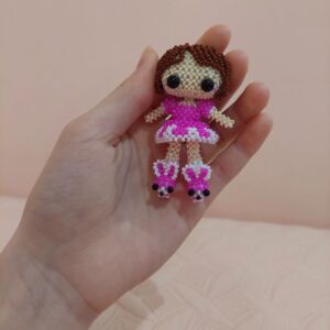 Фігурка дівчинки з бісеру в рожевій сукні та тапочках у вигляді зайчиків